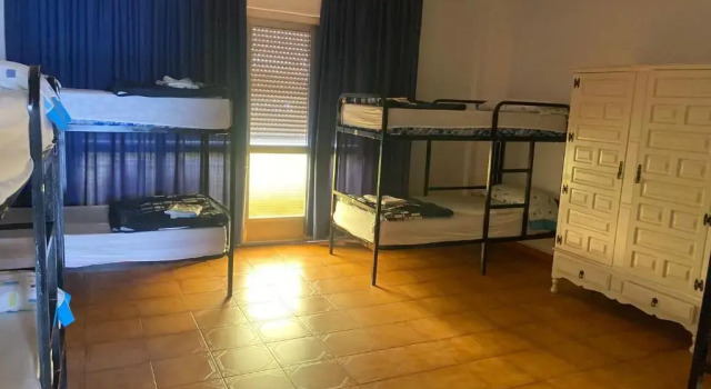 Кровать в общем номере Albergue Pensión Flavia