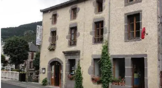 Hôtel des Voyageurs, Book Hotel Hoteller i Cantal med morgenmad, Morgenmad