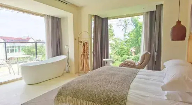 Люкс с балконом Liyang Nanshan Bamboo Sea Dreamland Art Hot Spring B&B