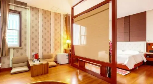 Номер Deluxe Hua Qi Kaiserdom Hotel Zhongshan Road St Michaels Cathedral and Zhanqiao Pier Qingdao