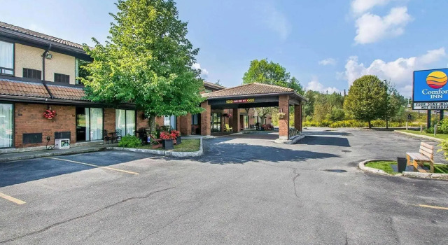 Кровать в общем номере Comfort Inn Kirkland Lake