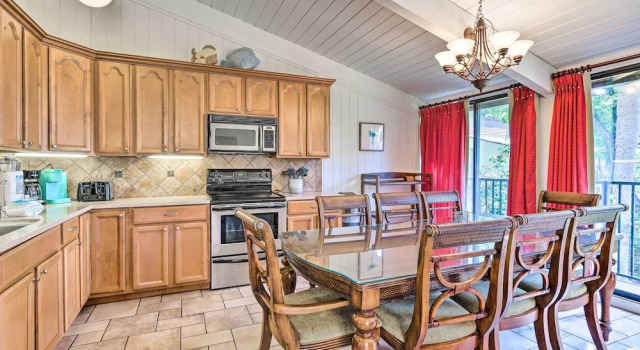 Vintage Hilton Head Island Condo: Steps to Beach!