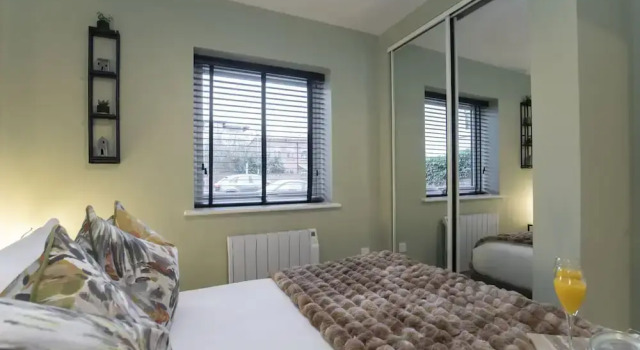 Elliot Oliver - Deluxe Two Bedroom Apartment With Parking & EV Charger