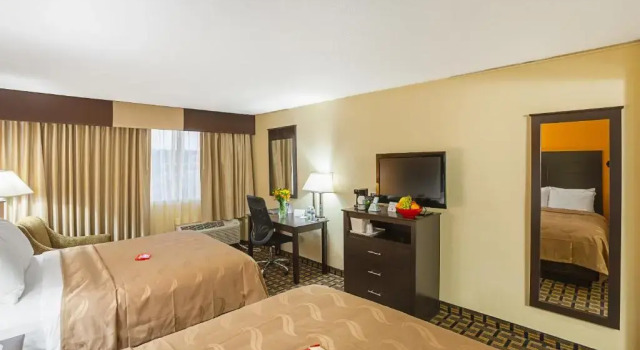 Четырёхместный номер Deluxe Quality Inn & Suites Cincinnati Downtown Area