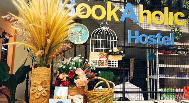 Кровать в общем номере с балконом Bookaholic Hostel