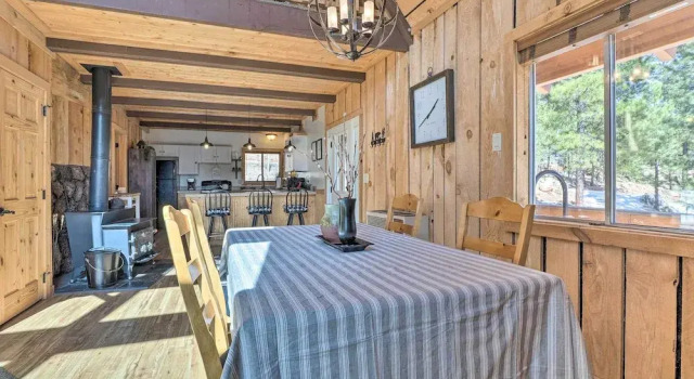 Pet-friendly Duck Creek Village Cabin w/ Fire Pit!, Rezerwuj Hotel Duck Creek Village Kane County