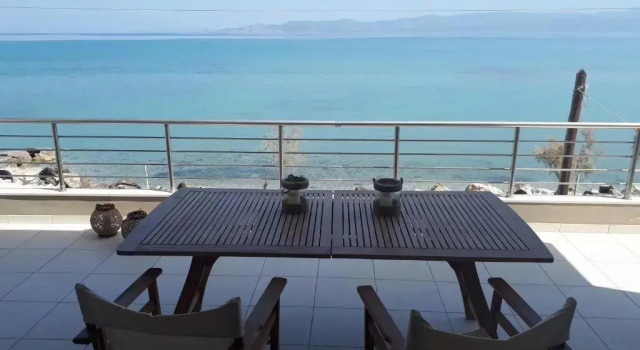 Коттедж Vrachati Sea Front House