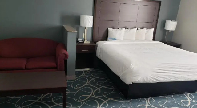 Люкс Deluxe Days Inn & Suites by Wyndham Cleburne TX