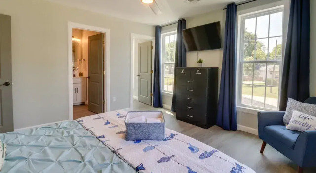 Коттедж Spacious Yard, Games & Fire Pit: Grove Home Rental