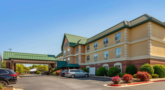 Comfort Inn & Suites Fayetteville, Varaa Hotelli Hotellit Ozark pysäköinnillä, Pysäköinti