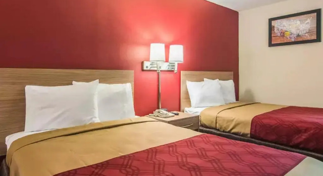 Четырёхместный номер Deluxe Econo Lodge Fort Payne