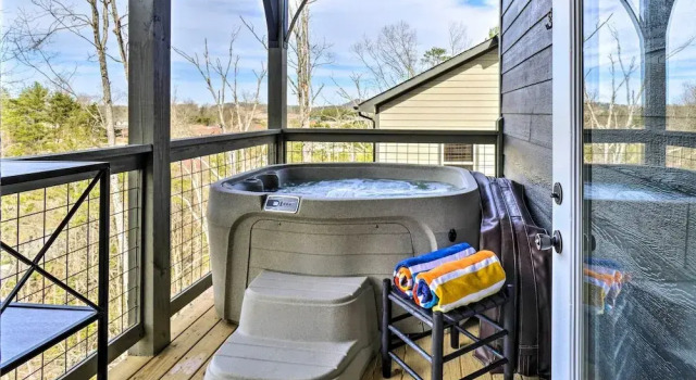 Pigeon Forge Cabin: Private Hot Tub & Views!, Забронировать Дом для отпуска Виллы Пиджен-Фордж, рядом с Торговый центр Pigeon Forge Factory, Вилла