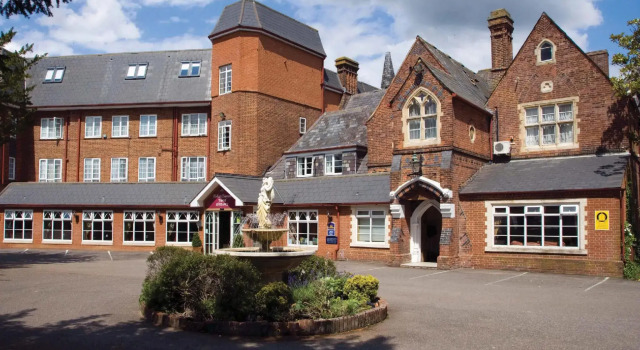 Кровать в общем номере Best Western Abbots Barton Hotel
