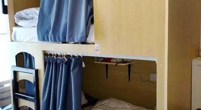 Кровать в общем номере с балконом и с видом на город Urban Panda Hostel World Trade Centre