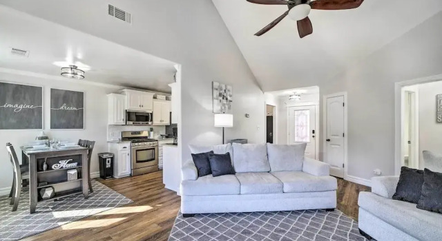 Claremore Getaway ~ 2 Mi to Historic District, Buchen Sie Ferienhaus Villen in Oklahoma, Villa