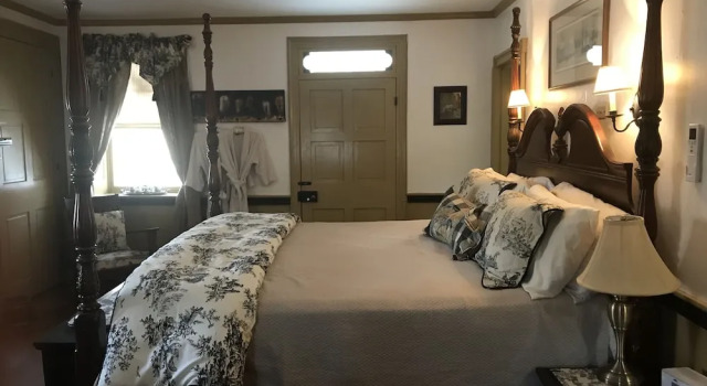Номер Standard с балконом Fallen Tree Farm Bed and Breakfast