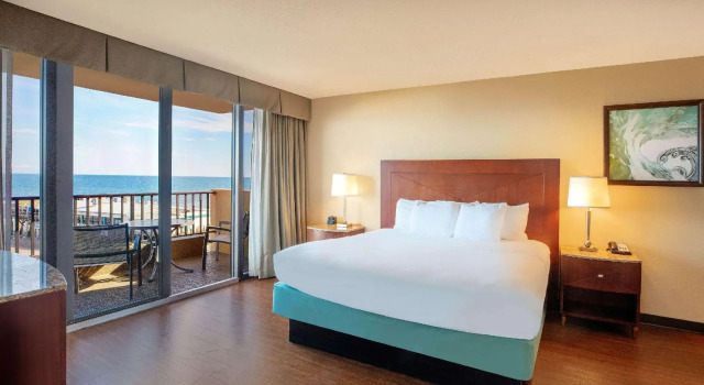 Двухместный номер с балконом и with ocean/pool view La Quinta by Wyndham Cocoa Beach Oceanfront