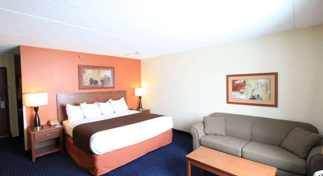 Двухместный люкс Superior AmericInn by Wyndham Cedar Rapids Airport