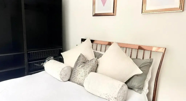 Central London 2 Bed Old Street Station Sleeps 4 to 5 Close to all attractions