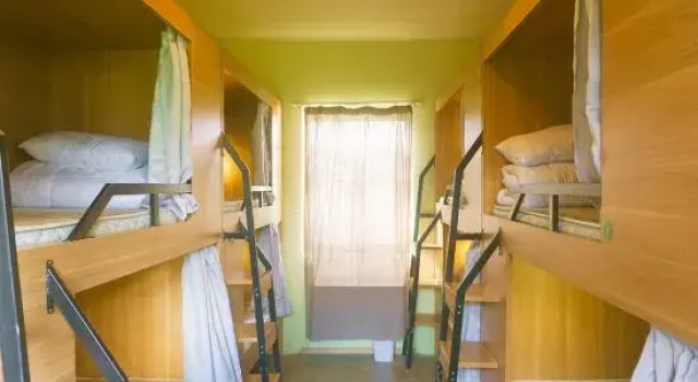 Кровать в общем номере Lijiang Baisha There International Youth Hostel