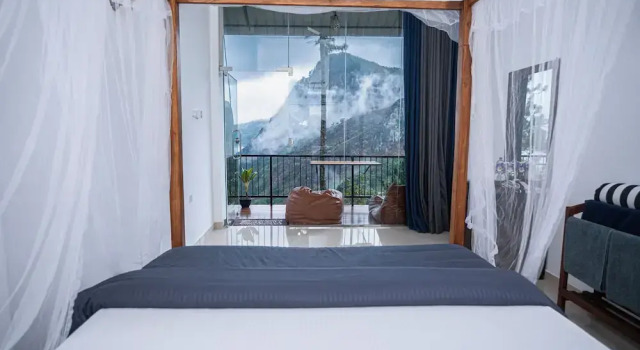 Double Deluxe phòng có ban công và có view núi Belmount Ella
