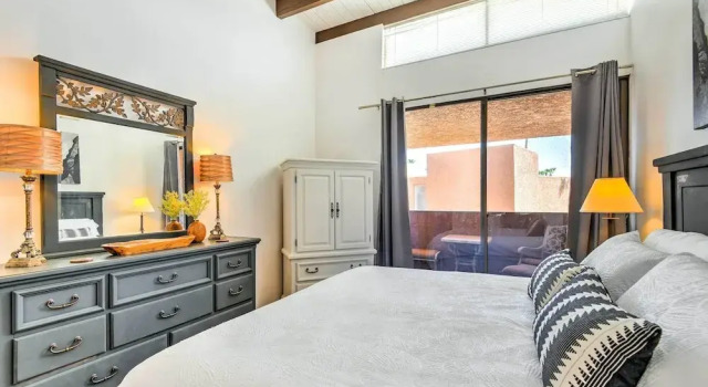 Апартаменты 3 Mi to Old Town: Scottsdale Condo w/ Pool & Lake