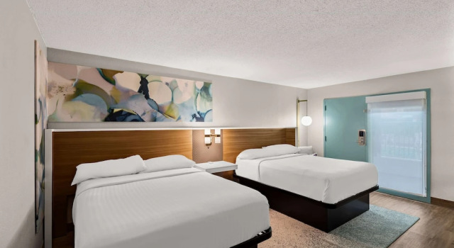 Четырёхместный номер Standard с видом на бассейн Wyndham Garden Ankeny