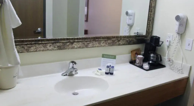 Номер Standard AmericInn by Wyndham Cedar Rapids Airport
