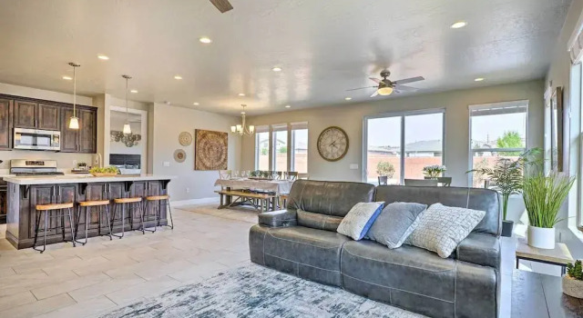 Private Hot Tub & Community Pool: Washington Home!