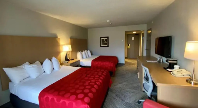 Четырёхместный номер Standard с видом на город Penticton Lakeside Resort