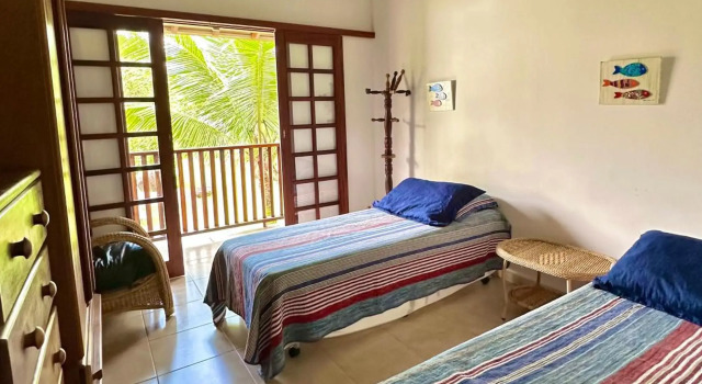 Casa ideal em condomínio fechado a 200m da Praia Maranduba, área de lazer completa