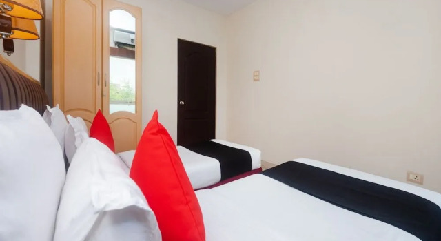 Capital O 40728 Bollywood Design Hotel