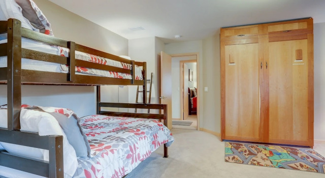 3 Mulligan Home features Hot Tub on Private Deck and Wood-Burning Fireplace by RedAwning, Prenota Hotel Sunriver 