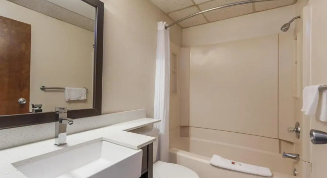 Четырёхместный номер Standard Days Inn & Suites by Wyndham Lancaster Amish Country