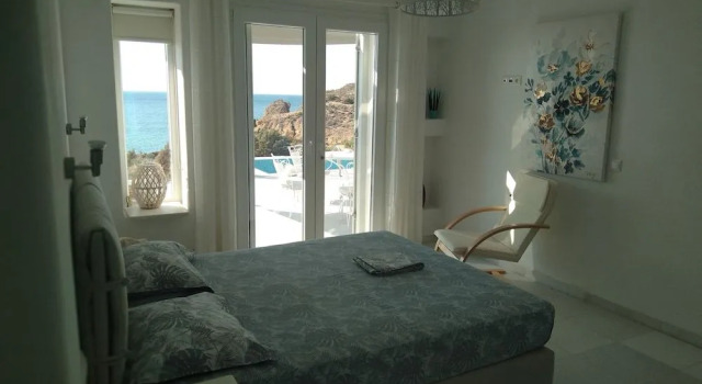 Glymar, Prenota Villa Piso Livadi Paro