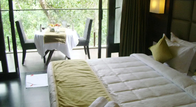 Двухместная студия Premium с балконом и с видом на горы The Mountain Courtyard Thekkady