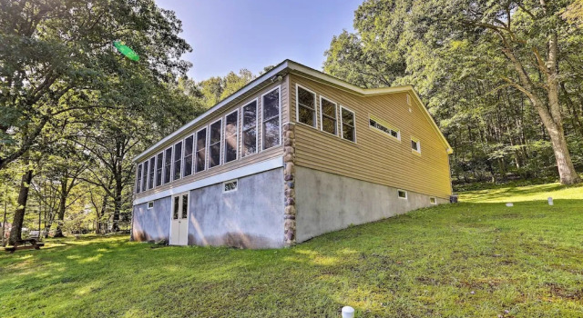 Beach Lake Cabin on Delaware River w/ Sunroom!, Book Feriehus Beach Lake Pennsylvania