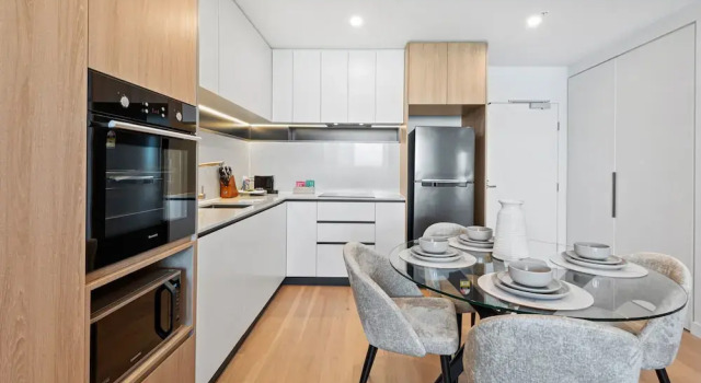 Stunning 1-bed With City Views and Amenities, Book Apartment Melbourne 