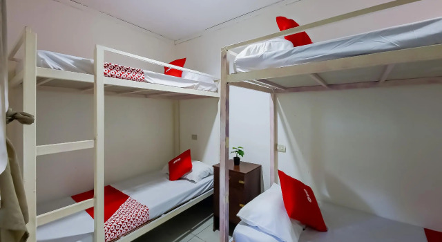 Кровать в общем номере RedDoorz at Crowne One Condo