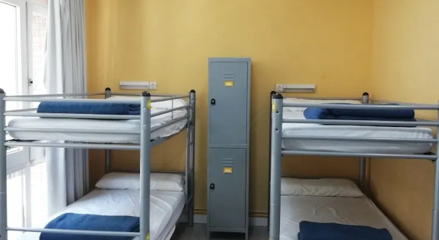 Кровать в общем номере Alberguinn