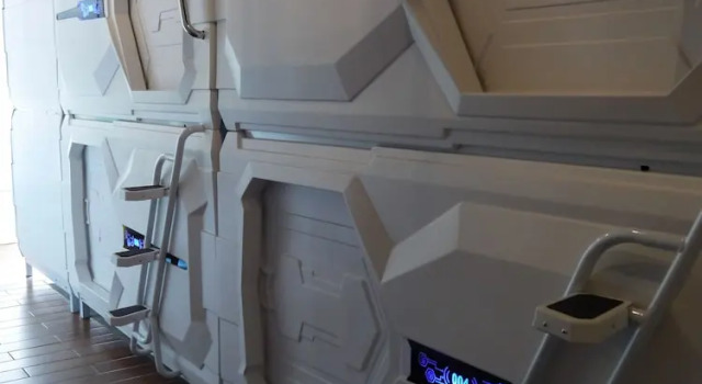 Капсула с балконом Aloha Capsule Hostel