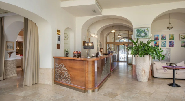 Hotel Kristály, Boek Hotel Tata 