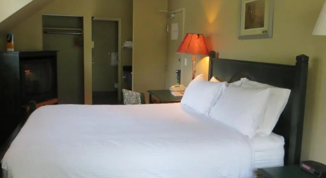 Номер Deluxe Waterton Lakes Lodge Resort