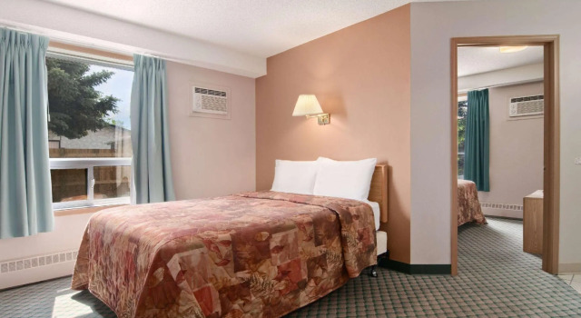 Двухместный номер Deluxe Travelodge by Wyndham Edmonton Airport
