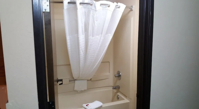 Двухместный люкс Deluxe Baymont by Wyndham Belleville Airport Area Free Airport Shuttle