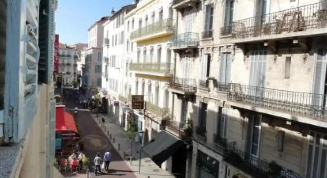 Beautifully decorated two bedroom apartment in the heart of Cannes five minutes walk from Palais 409