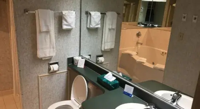 Люкс Rodeway Inn & Suites Charles Town