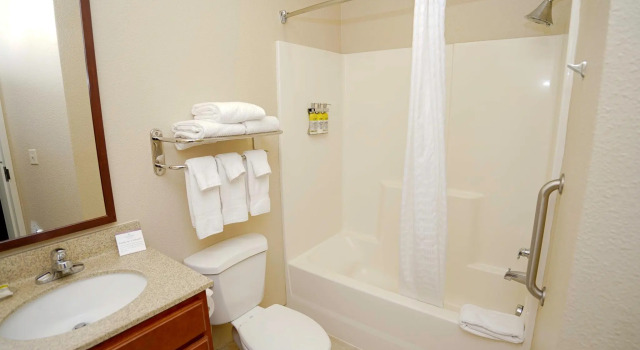 Двухместный люкс Candlewood Suites Boise - Towne Square by IHG