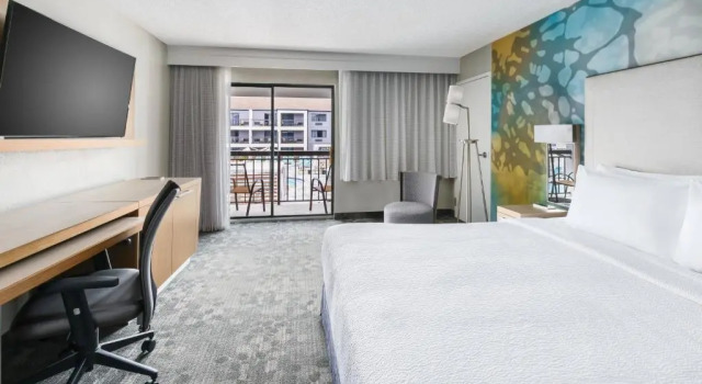Номер Standard с балконом Courtyard by Marriott Orlando Lake Buena Vista at Vista Centre