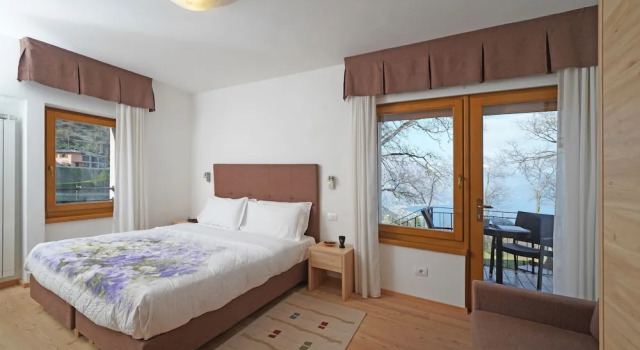 Семейные апартаменты с балконом и с видом на озеро Apartaments - Villa delle Querce